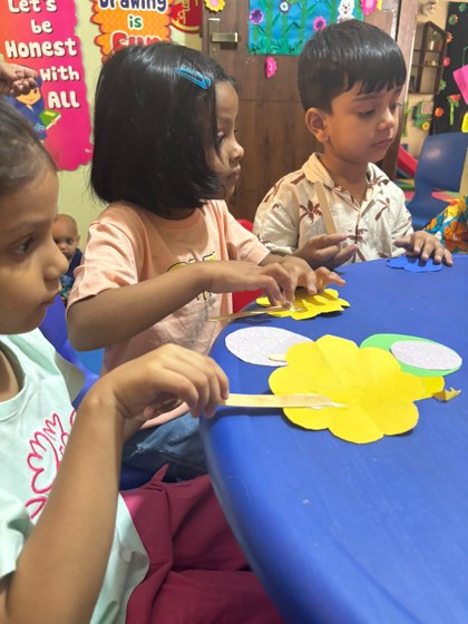 Children doing art and craft at SaptRishi PreSchool